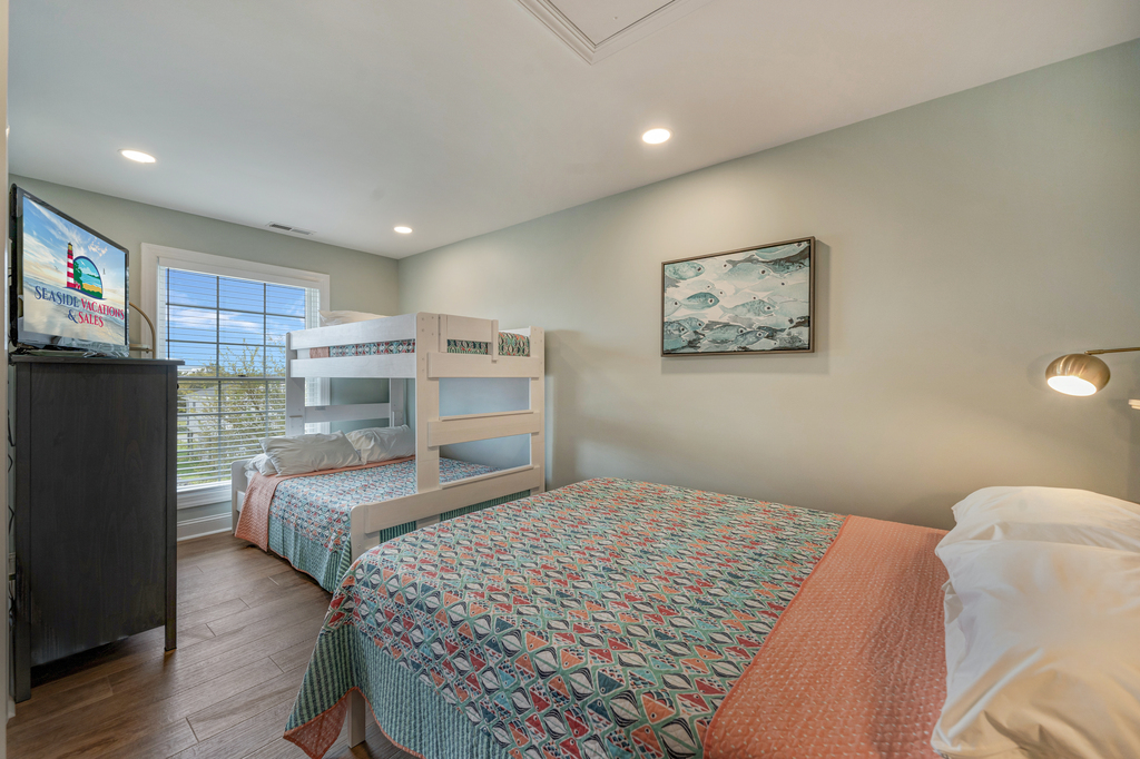 Which features a comfy Queen and Pyramid Bunk Bed (Twin over Full)