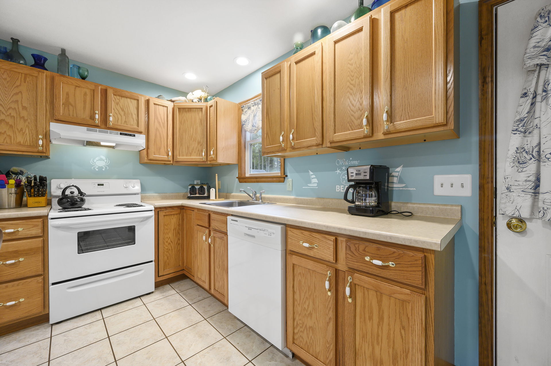 Everything you need to make mealtime a bay breeze.