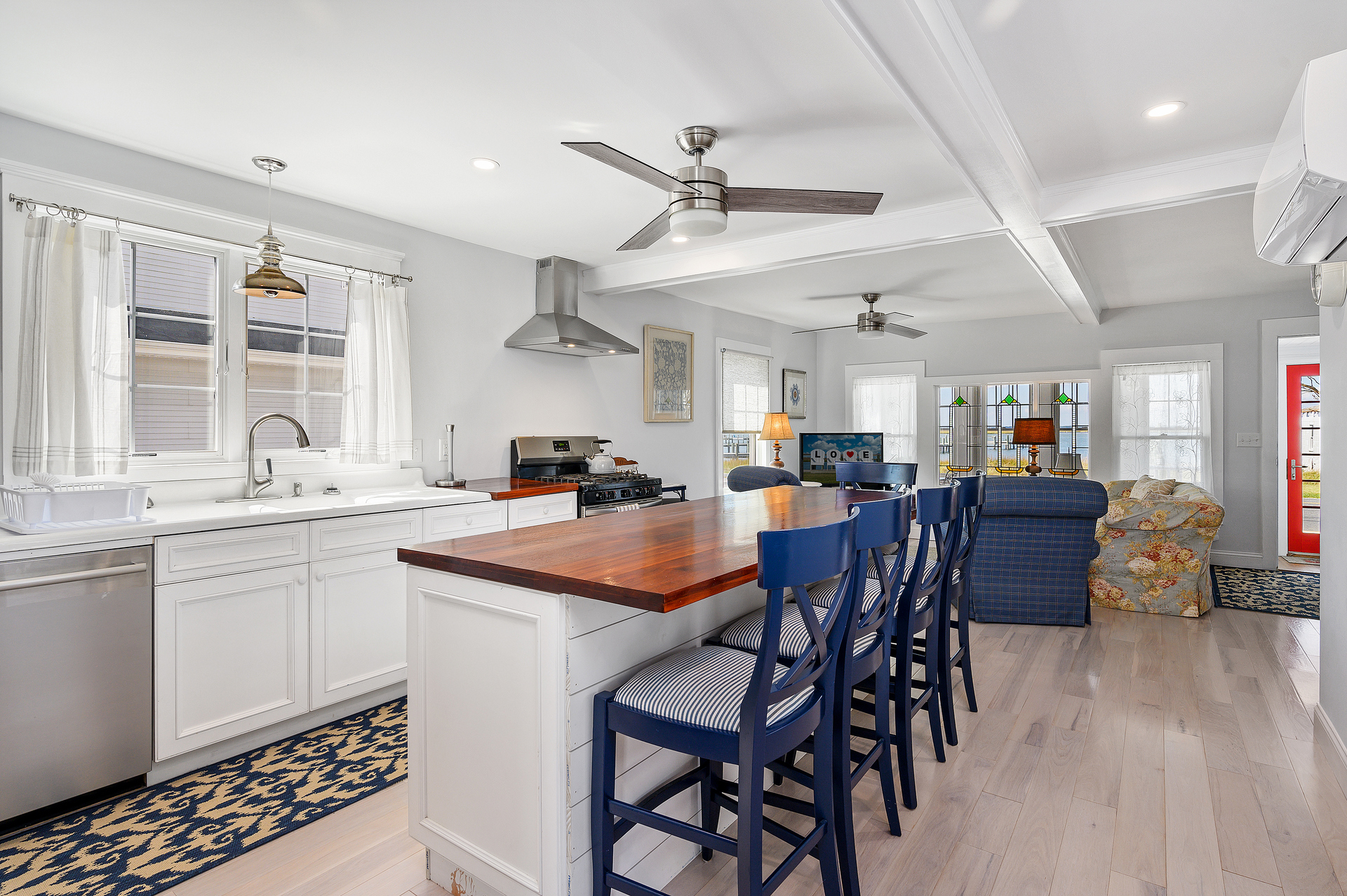 Stunning contrast of Coastal Navy and White.