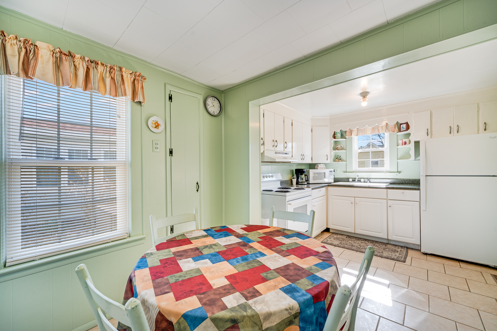 Grab a quick bite in the Eat-in Kitchen before hitting the beach.