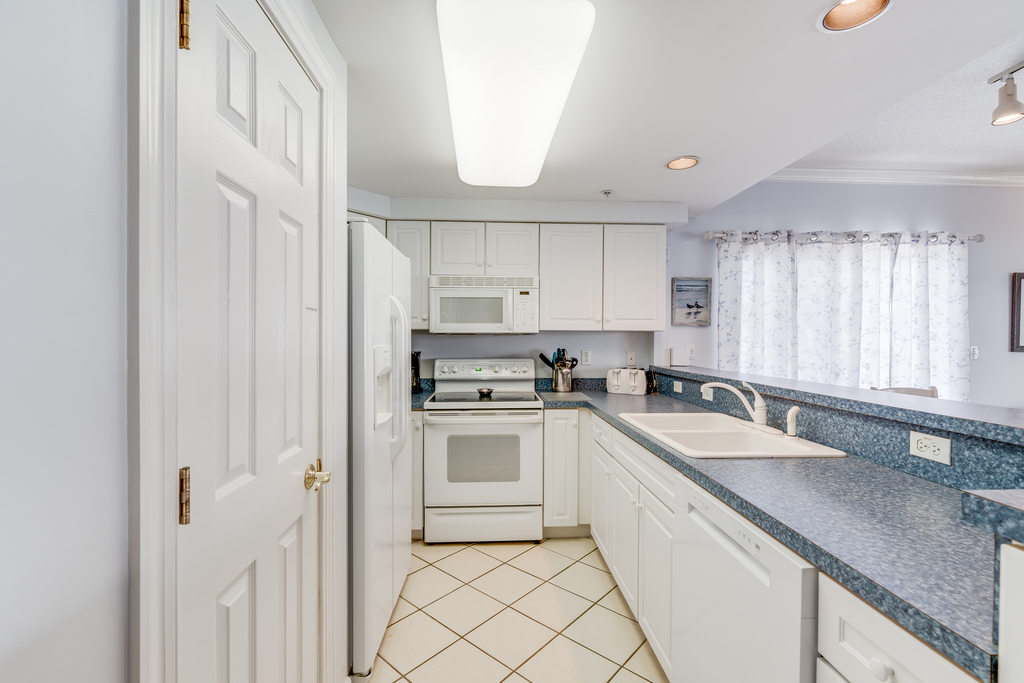 Make mealtime a Bay Breeze in this beautiful kitchen!