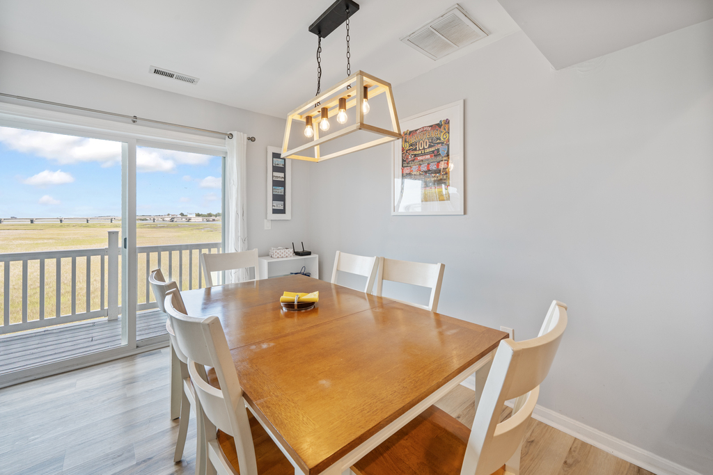 No Egrets sleeps 6 comfortably in 2 Bedrooms.