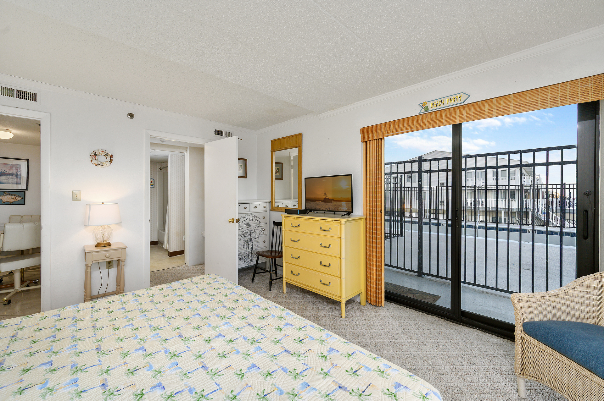 This space over looks the Pool ( sorry no direct access)