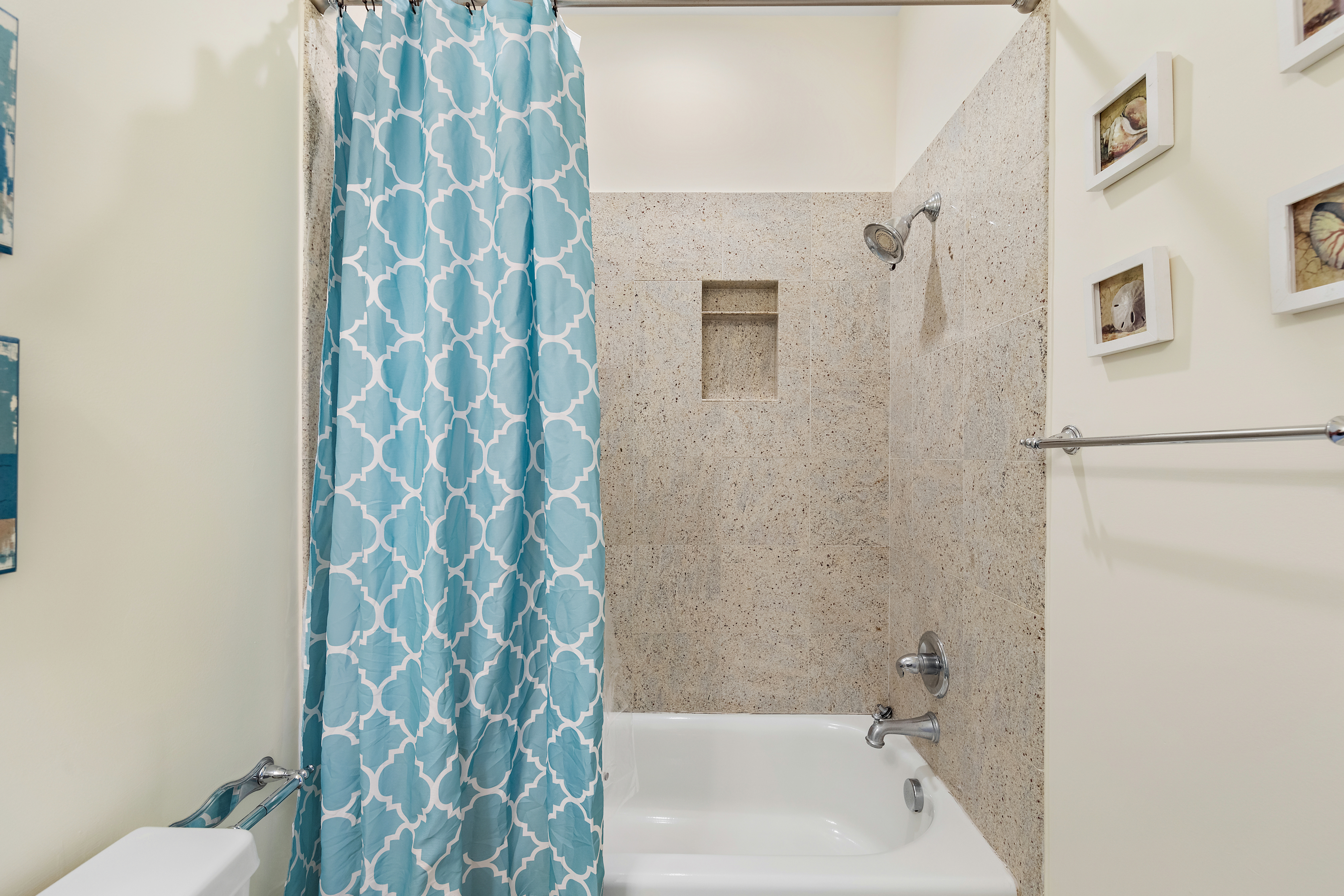 This Full Bath has a Shower/Tub Combo.