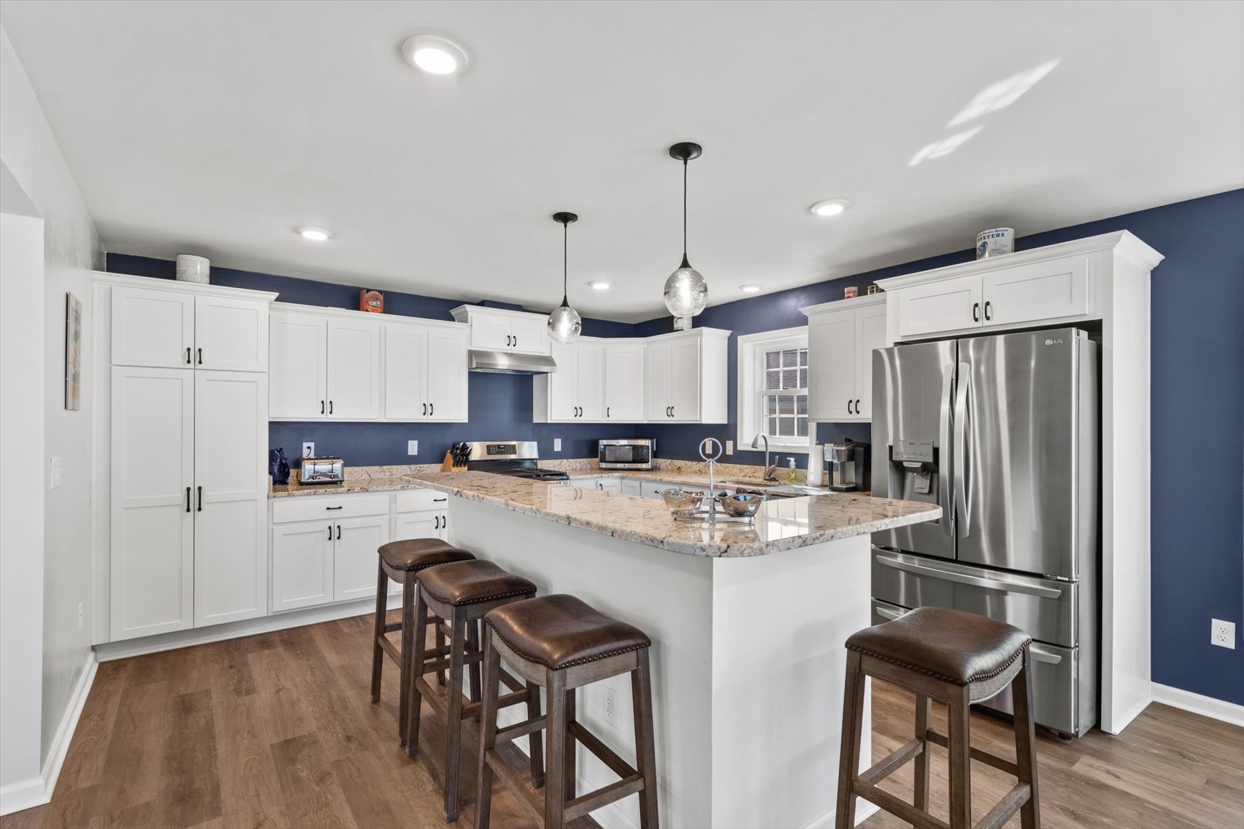 Nautical Navy and Crisp White create a soothing Coastal environment.