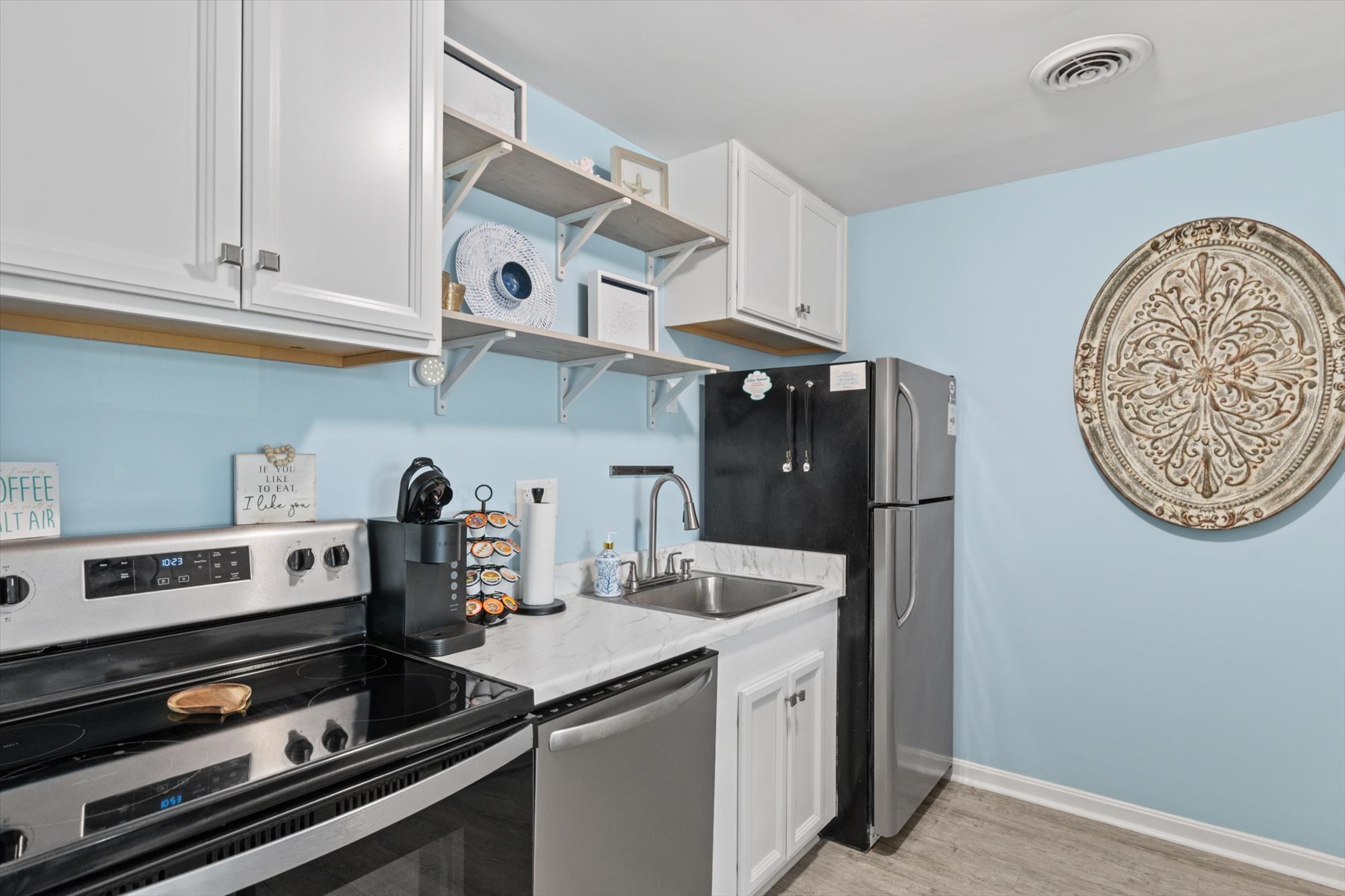 Plenty of overhead cabinetry and shelves provide all the space you need to store your beach snacks and groceries.