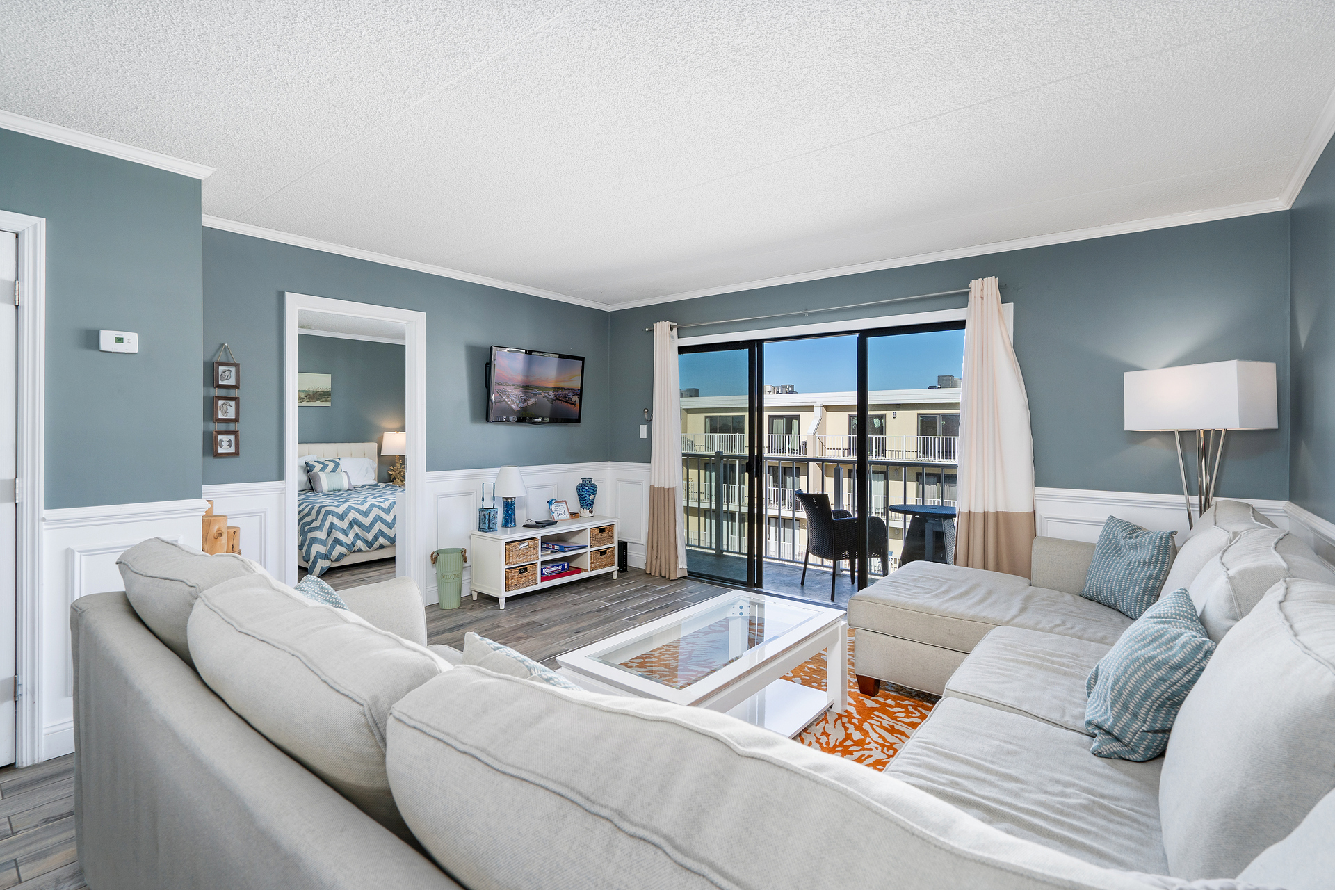 This Gorgeous Bayfront Condo comfortably sleeps a family of 6!