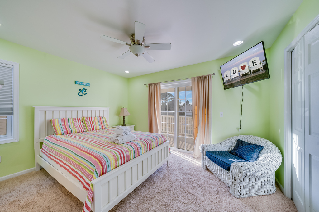 Upstairs Junior Master with Queen Bed and Sitting Area.