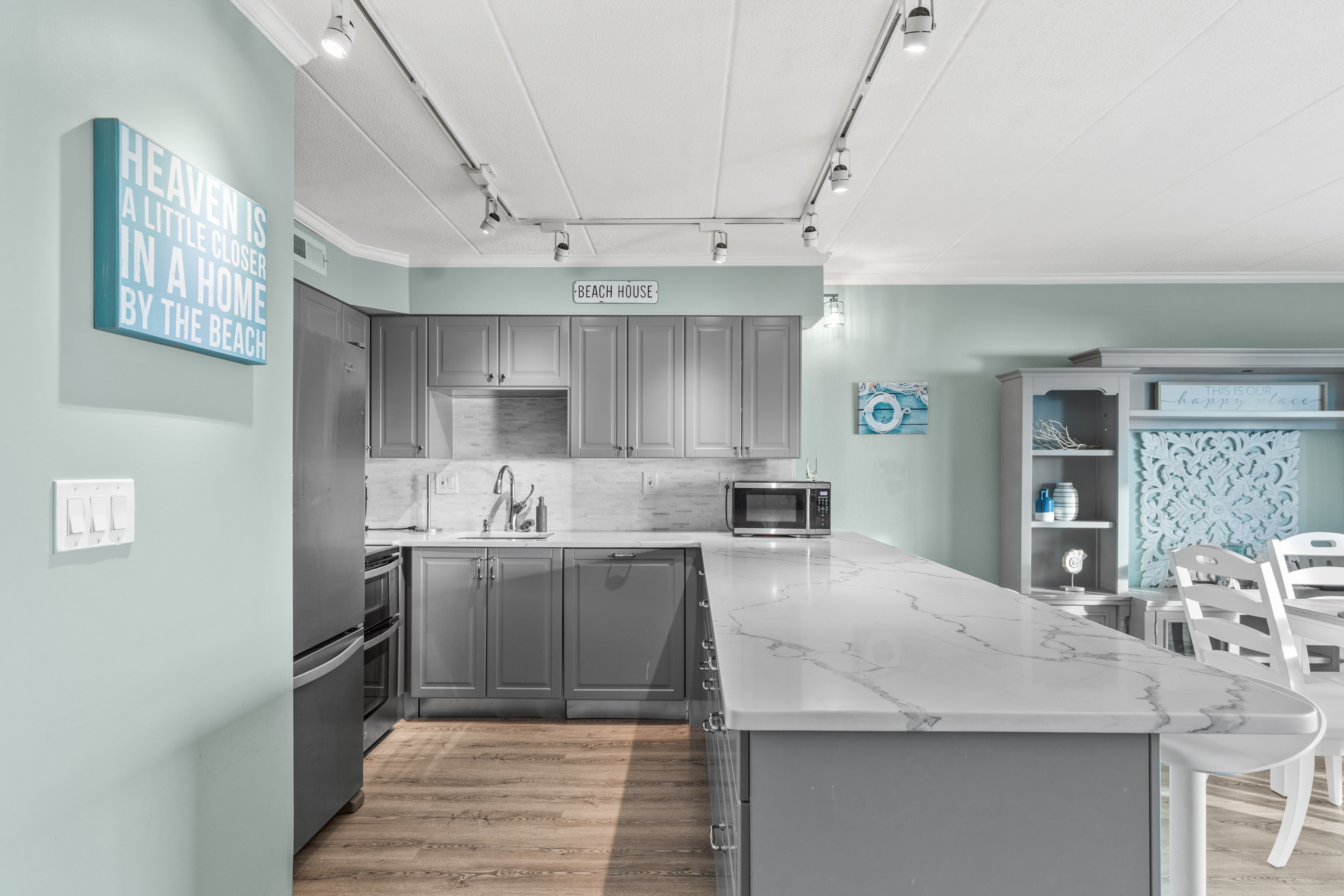 Gorgeous Granite Countertops and Stainless Steel Appliances throughout!