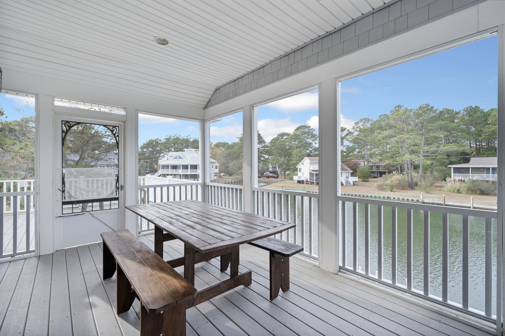 Or dine Al Fresco at the water's edge on the Waterfront Screened Porch.