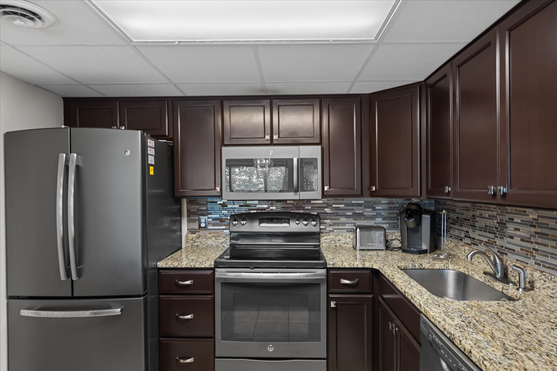 Enjoy all the luxuries of this Modern Kitchen!