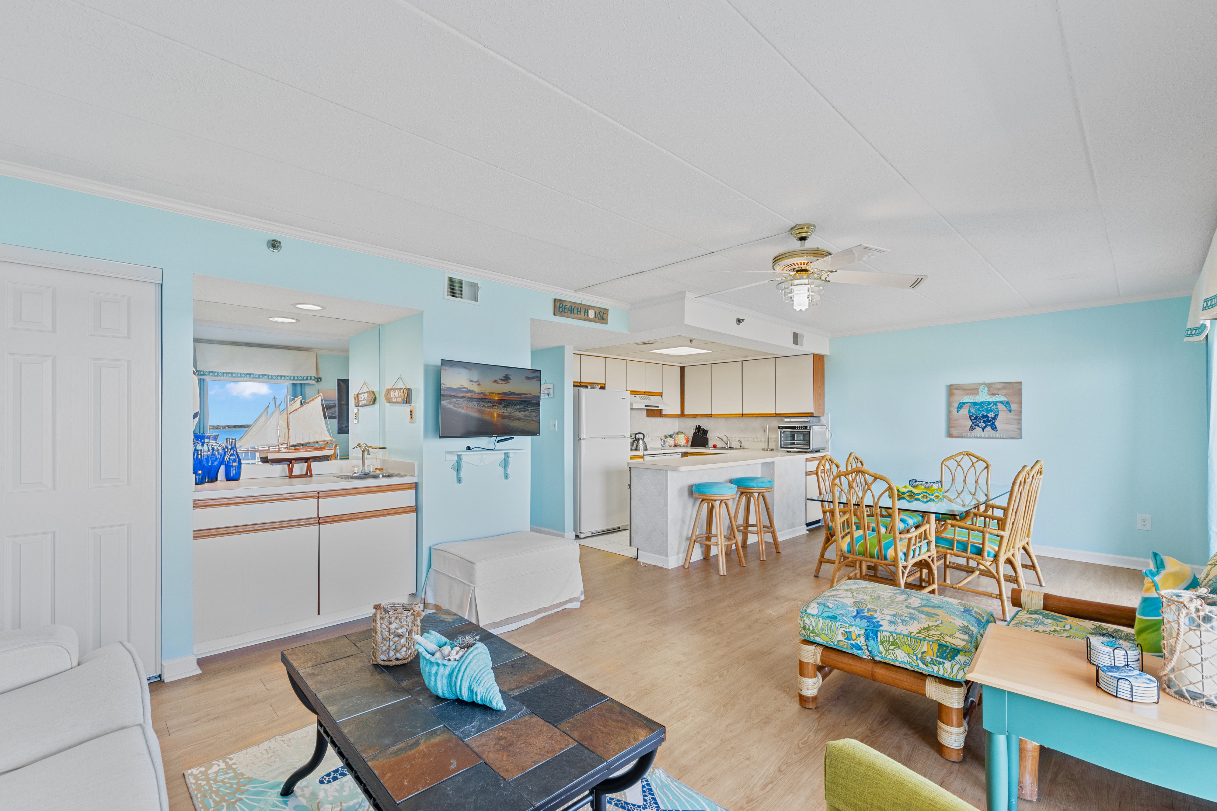 A fabulous 3 Bedroom/2 Bath Bayfront Condo!