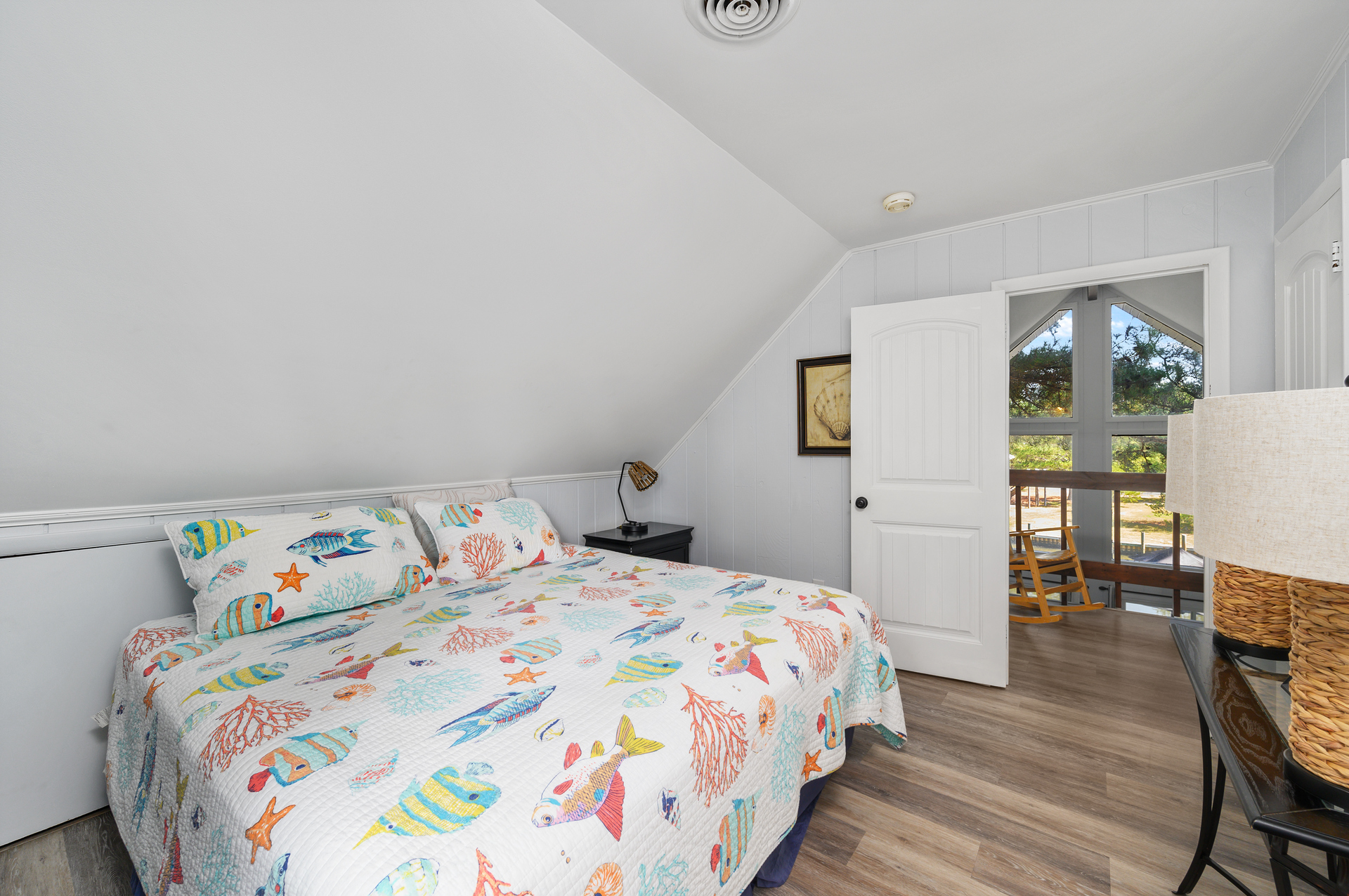 Beautiful Master also has Flat Screen Cable TV.