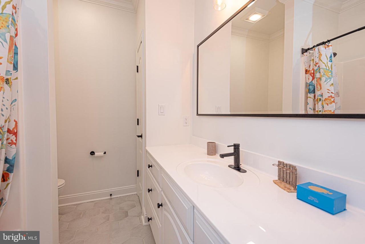 This Full Bath has a Shower/Tub Combo.