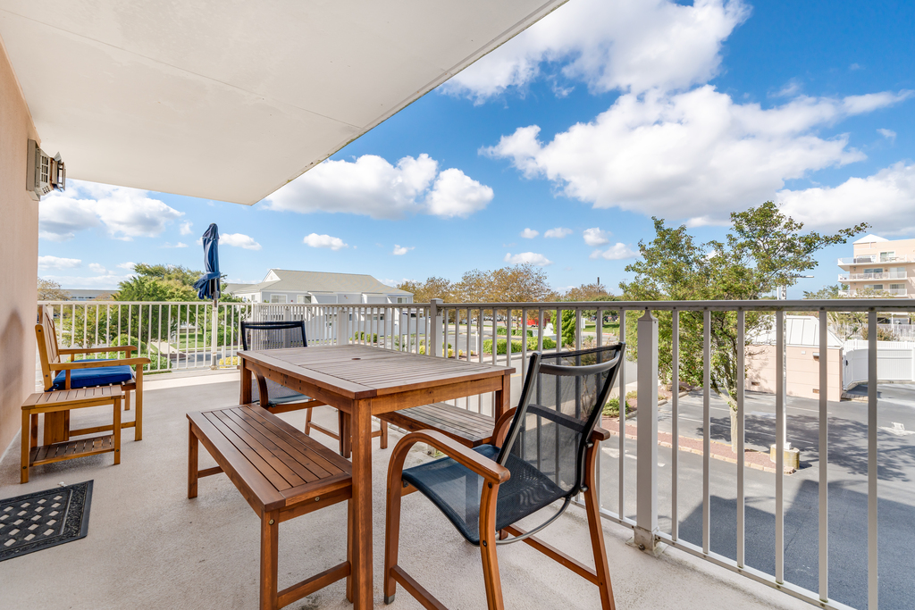 Enjoy any meal while enjoying the sweet fresh air!