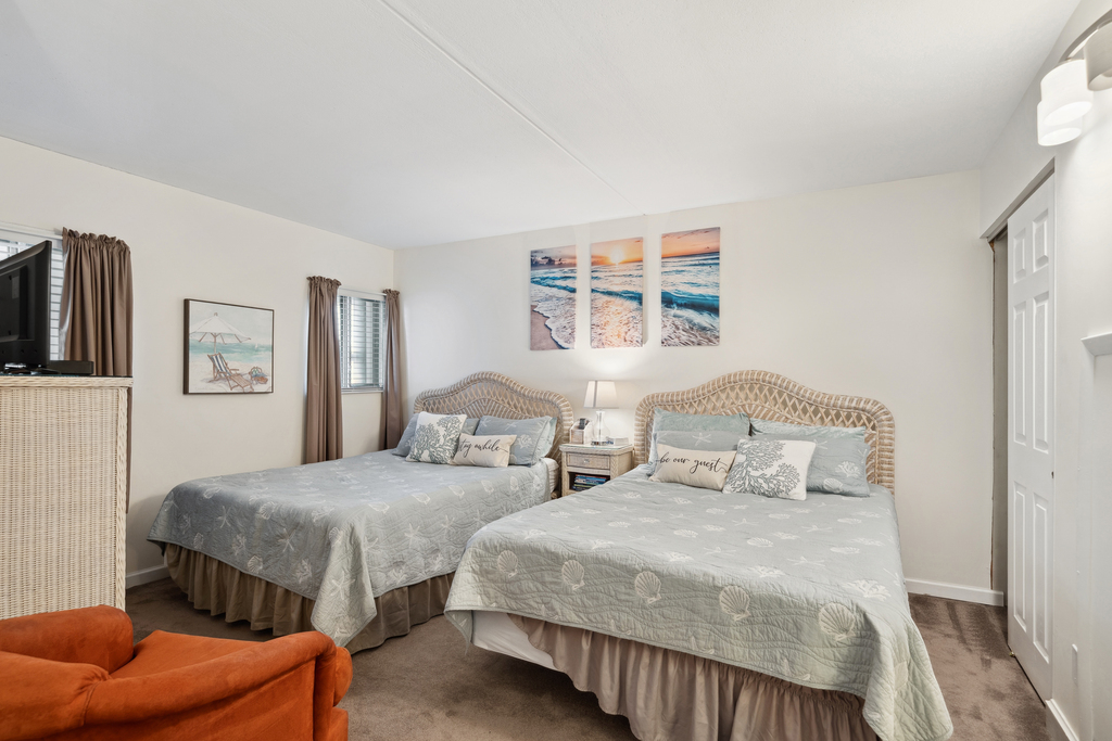 The Bedroom with 2 cozy Queen Beds!