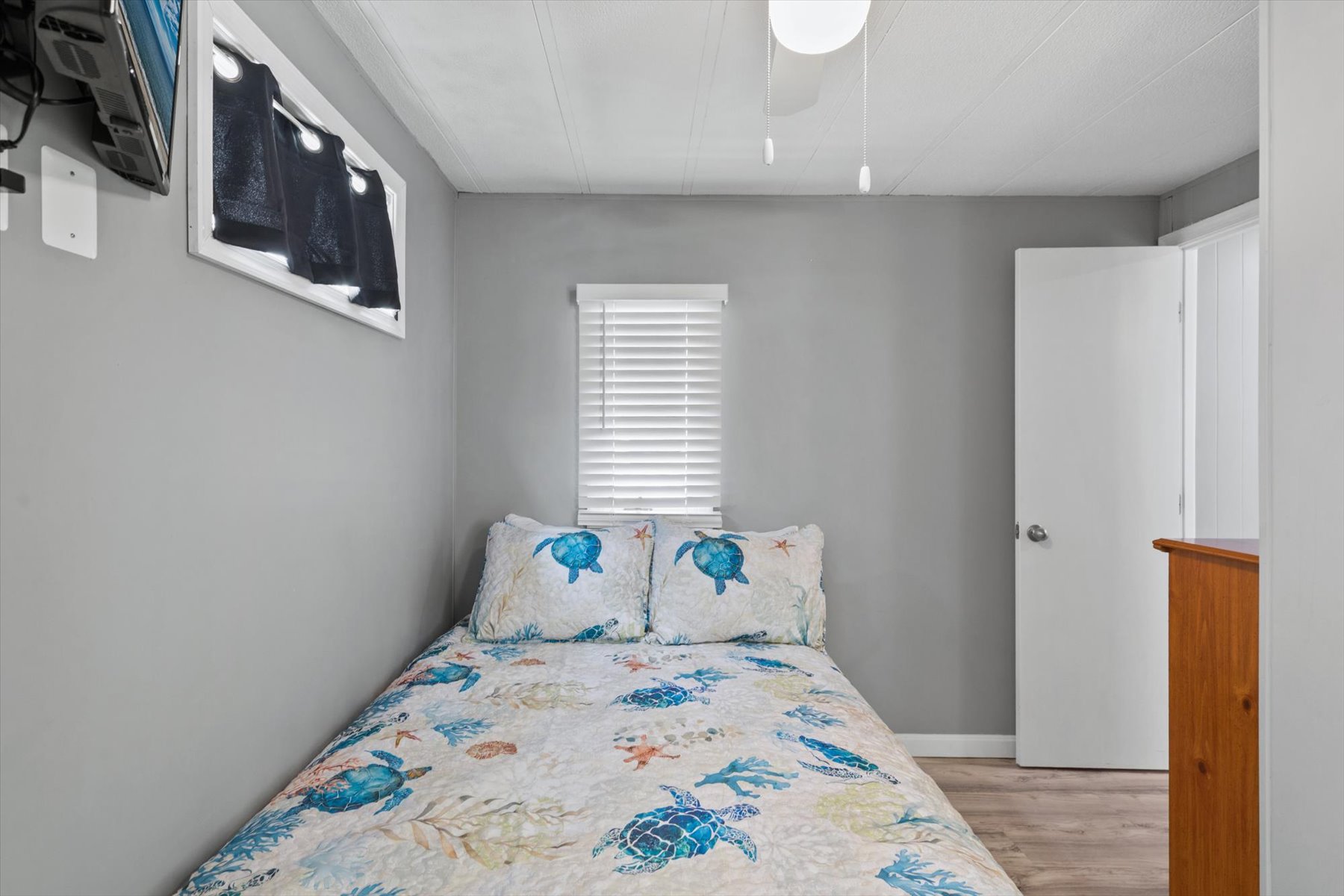 Yawl Drive 404 has such cute beach décor!