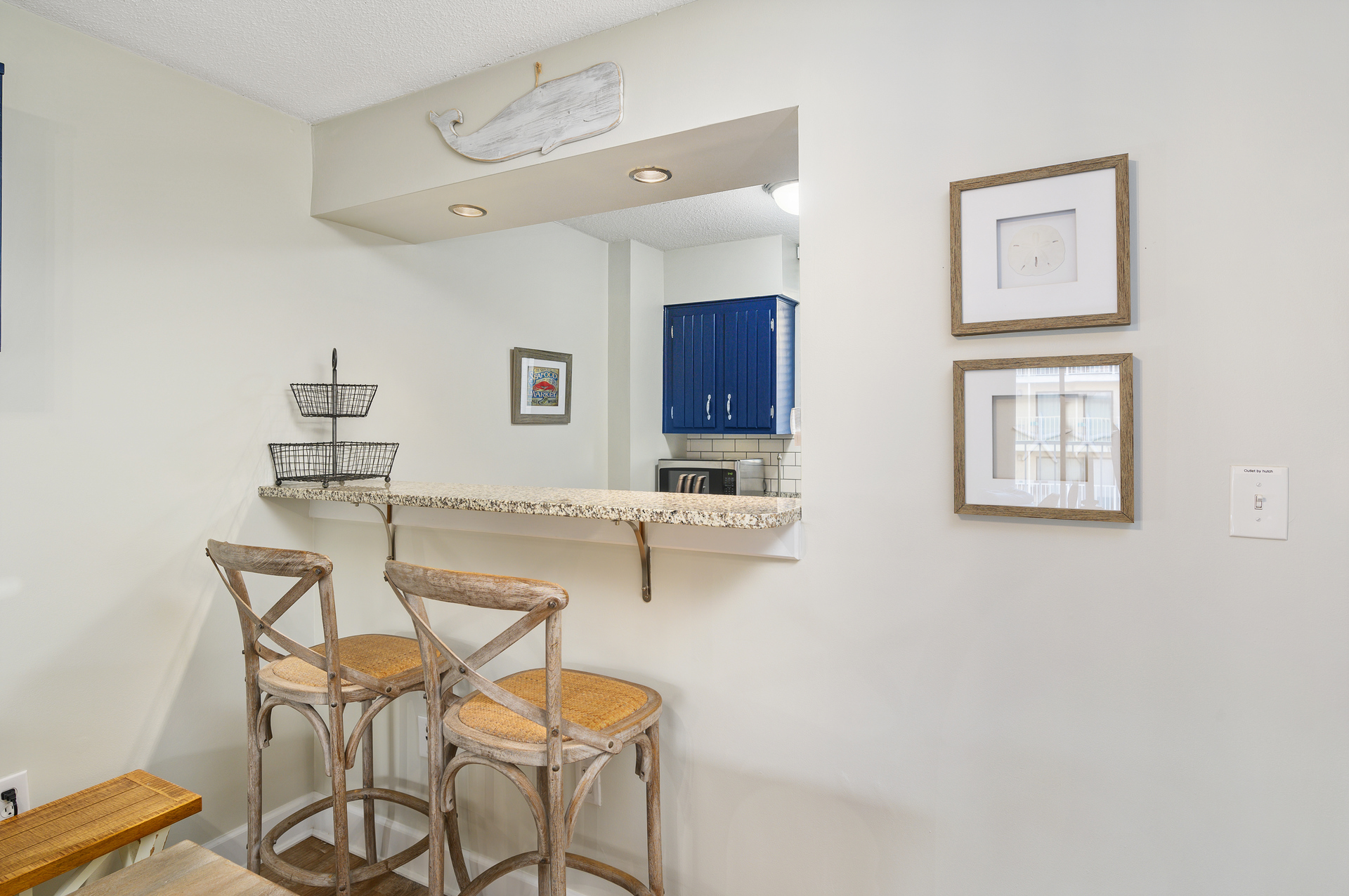 Grab a quick bite before hitting the beach at the breakfast bar.