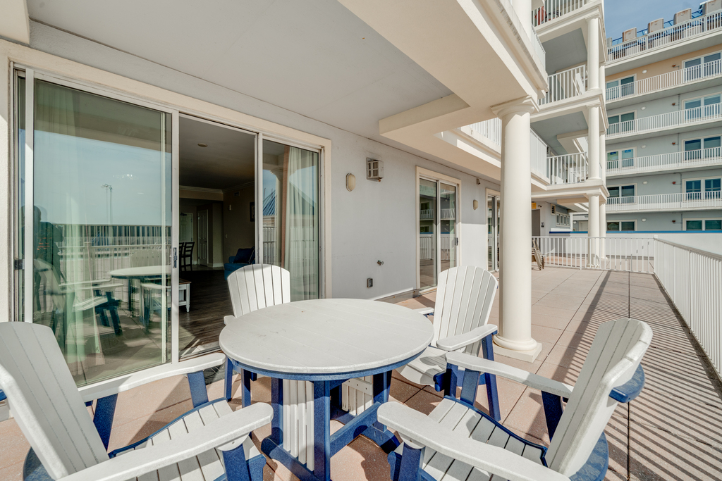 Gather with the family out on the outdoor patio!