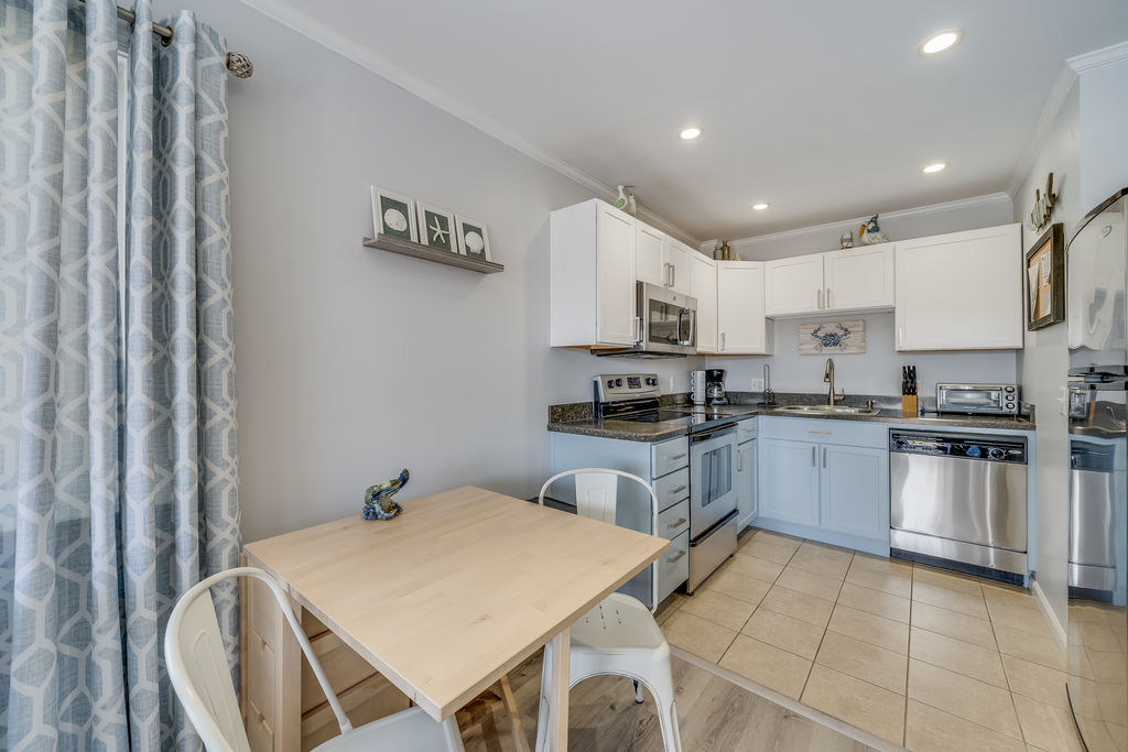 Grab a quick bite before hitting the beach or enjoy a family meal in!