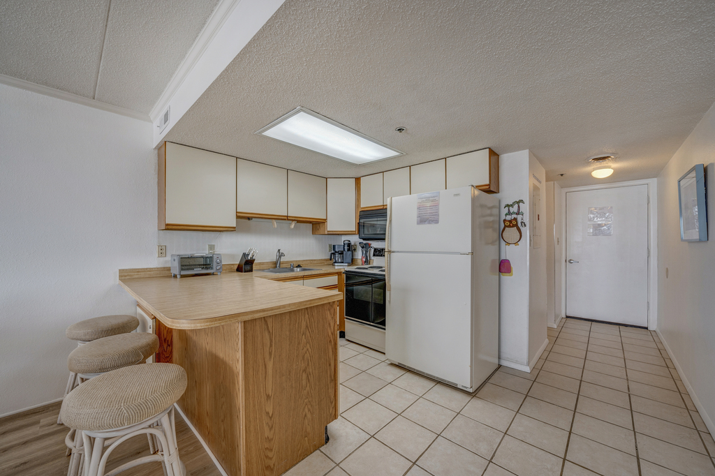 Brightly lit and spacious, from breakfast to dinner – this kitchen has it all!
