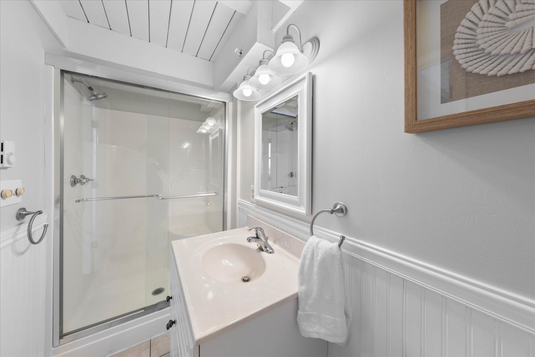 It is an updated Full Bathroom.