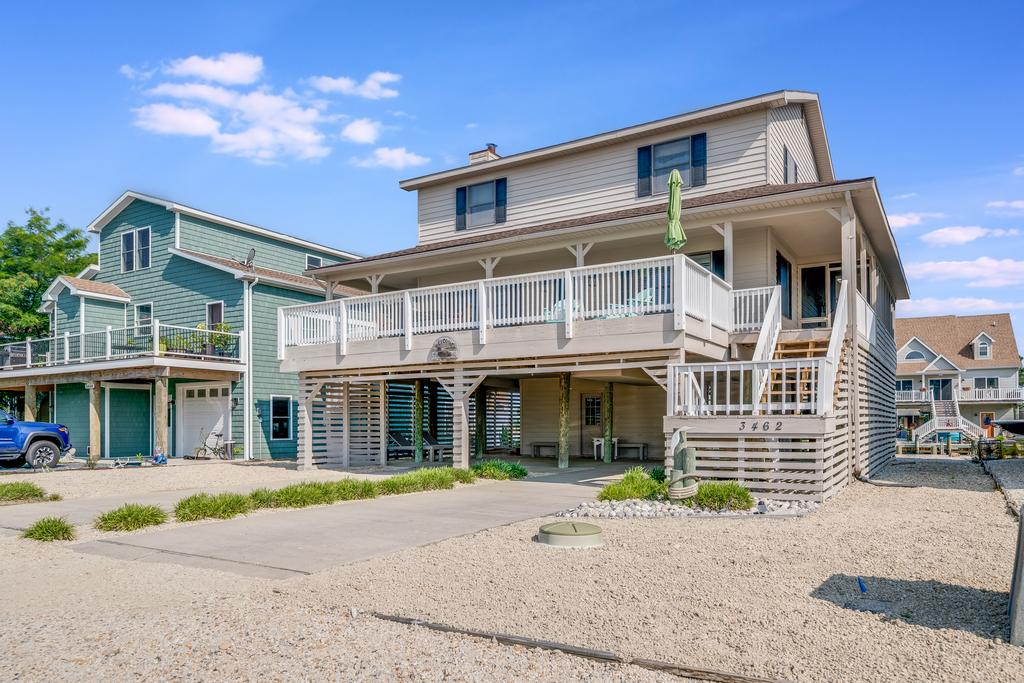 Huge Front Deck overlooking the Chincoteague Bay.