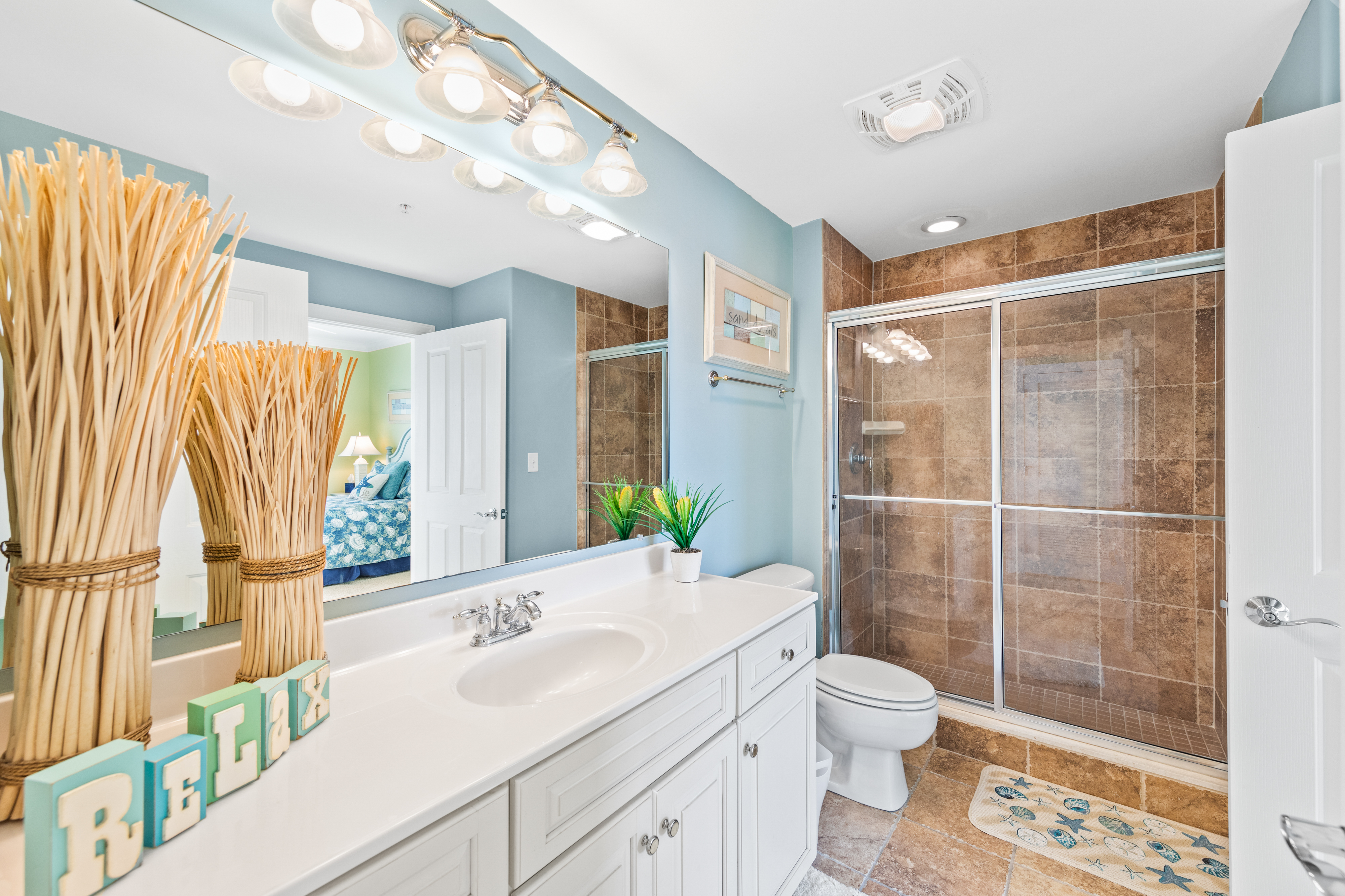 Shared full bath off the hallway