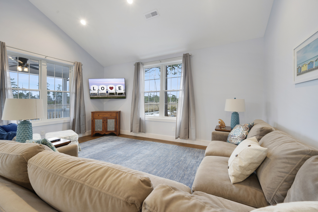 Take in gorgeous Views while enjoying Free Wifi and Flat Screen Smart TV.