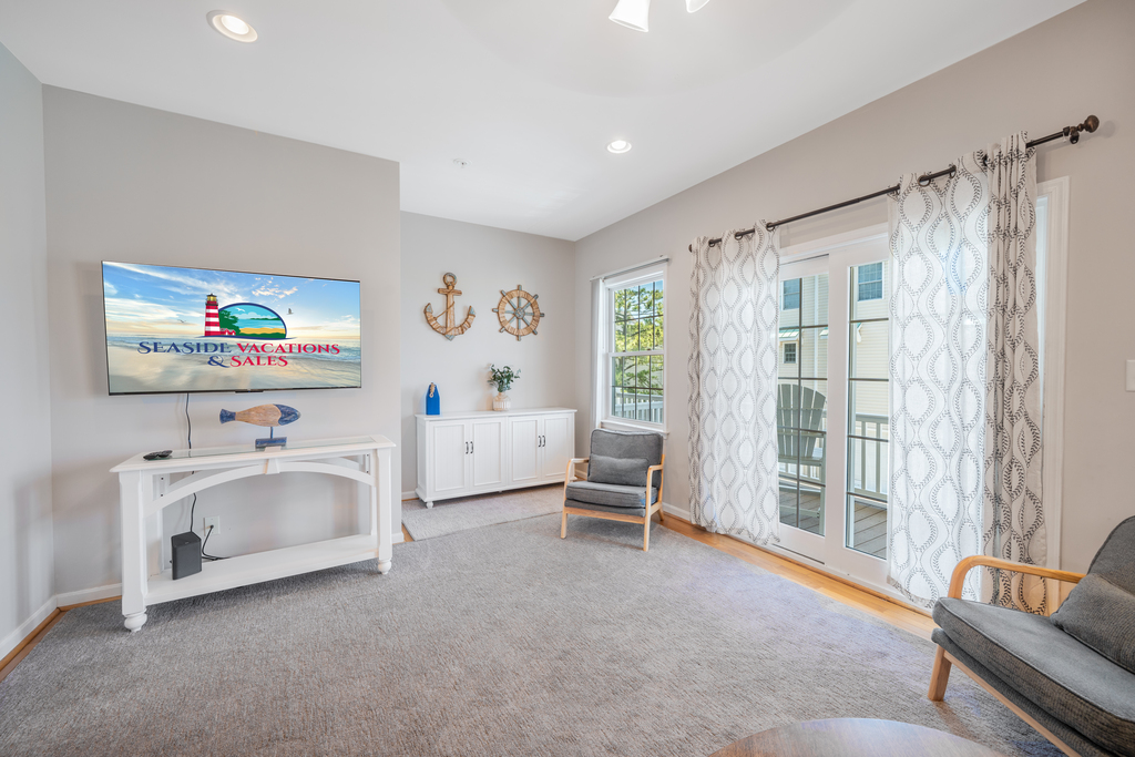 Enjoy the Natural Light that seeps in from the porch!