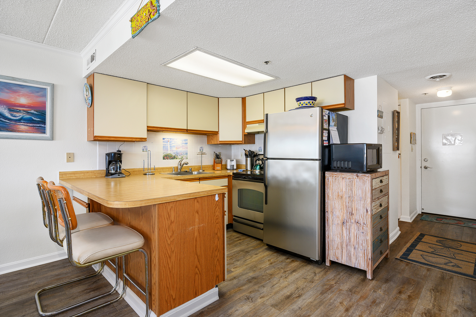 The breakfast bar is a great space to grab a quick bite before hitting the Beach!