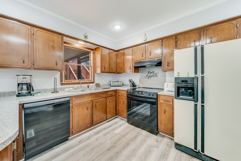 Whip up great family meals or dine at one of many awesome restaurants nearby.