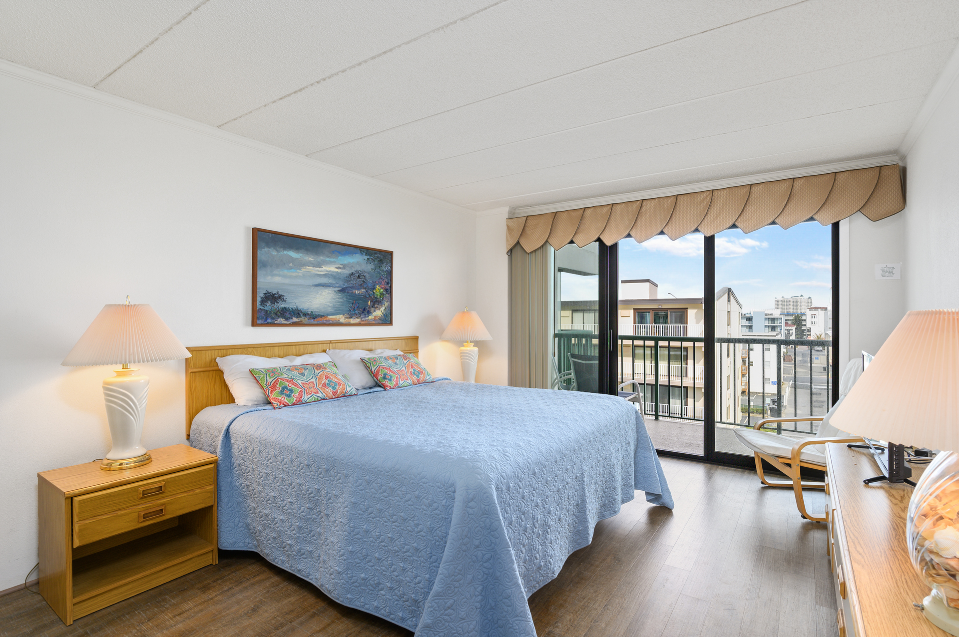 Relax in the King bed and watch a movie on the flat screen TV or just soak in the spectacular views right from bed!