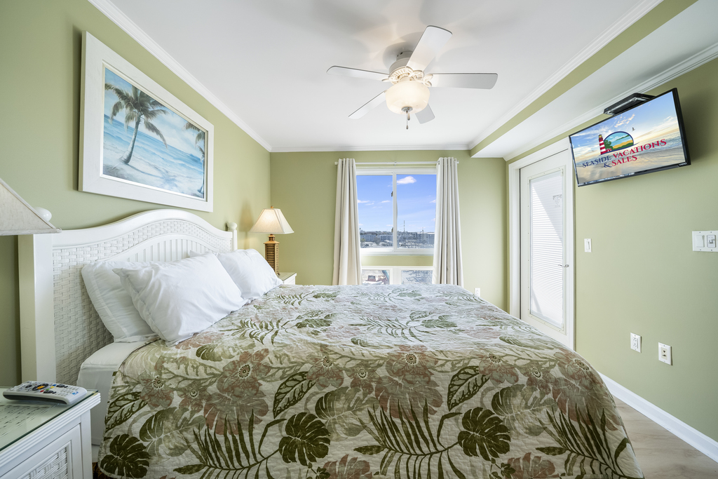 You'll always be on island time with this tropical bedroom decor.