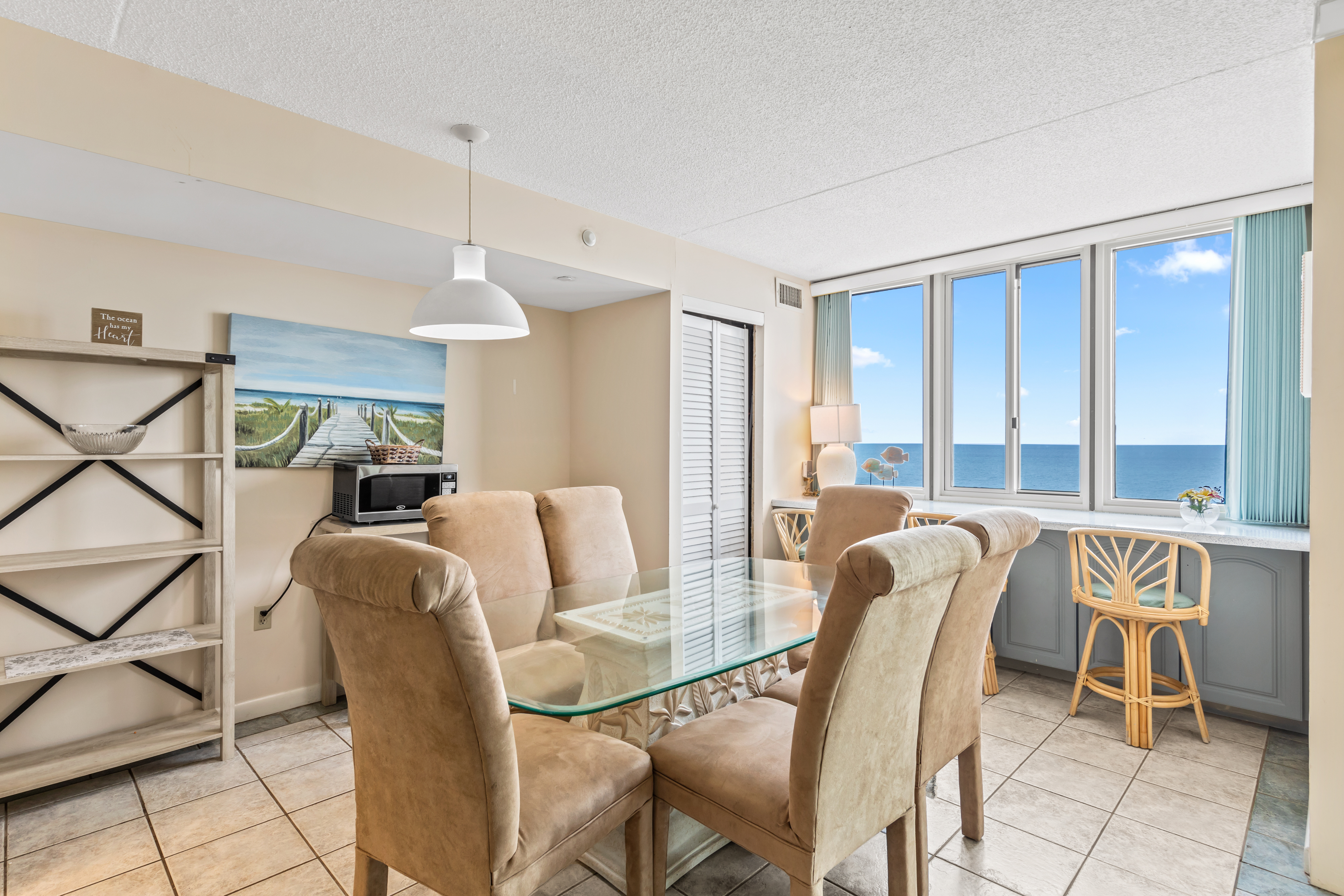 Enjoy diner with a view with the whole family at the dining table.