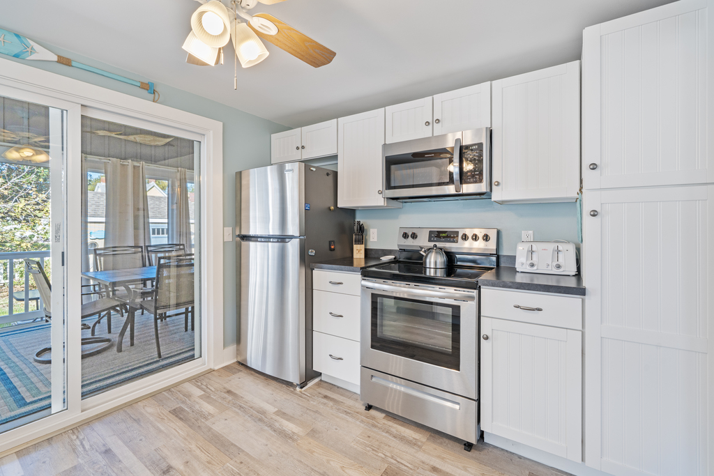 Not one to cook on Vacation? Many great dining options nearby!