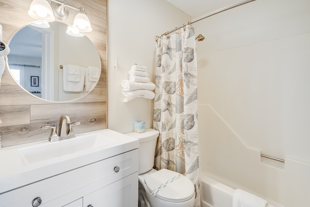 Fully Renovated light and bright Full Bath.