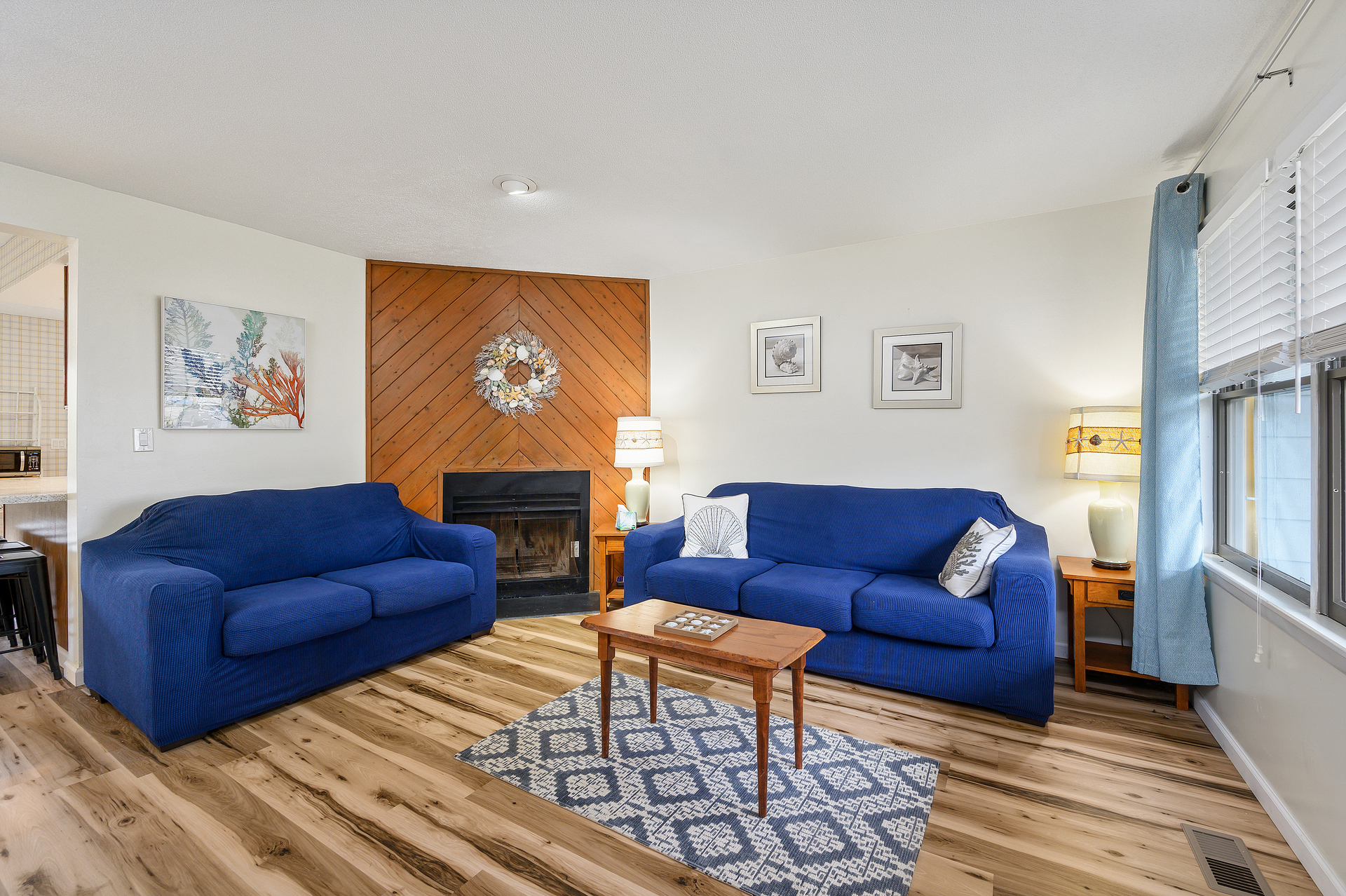 This adorable home sleeps 6 and is in a great location!