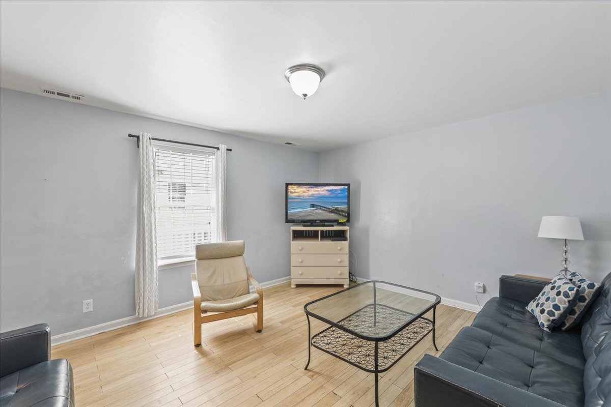 Relax and enjoy the Flat Screen TV & Free Wi-Fi.