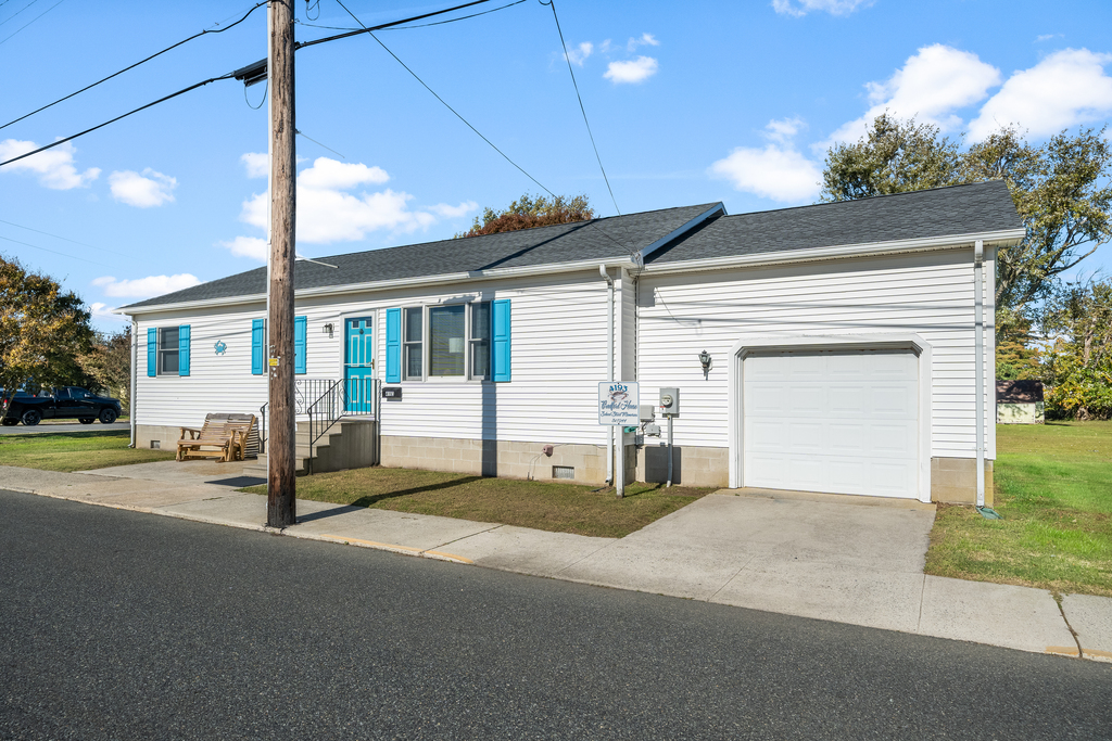 Bradford House is in a great mid-Island location close to the Beach and everywhere you want to be.