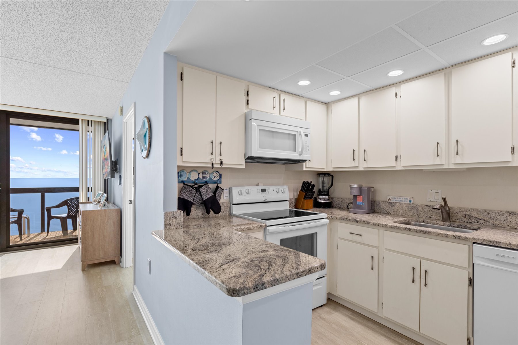 With plenty of counter space, you'll be able to pack the coolers faster!