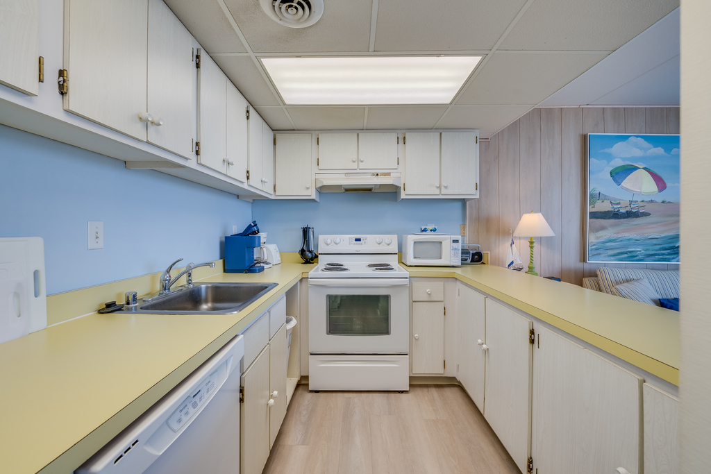 The Chef in your Family will adore the wide open - Fully-Equipped Kitchen!