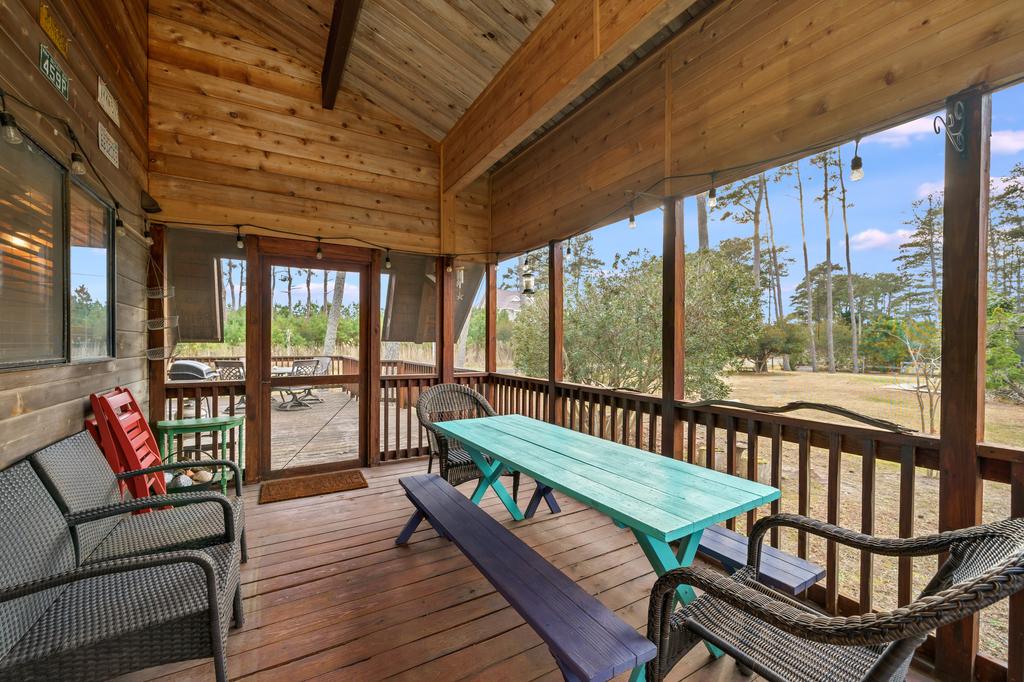 Dine Al-Fresco on the Screened Porch and take in that salty, sweet sea breeze.