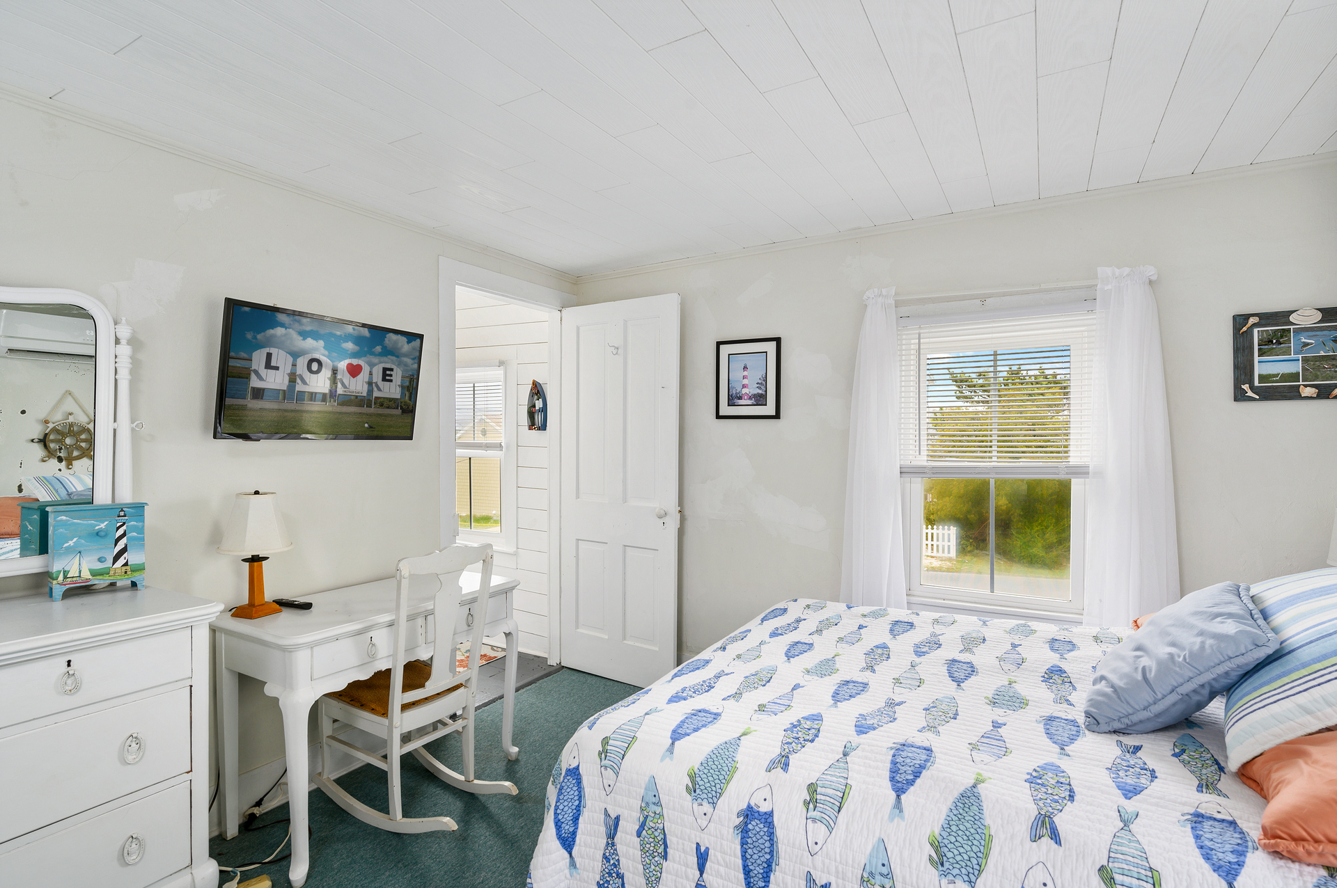 Fun Fish Theme and Flat Screen Streaming TV.