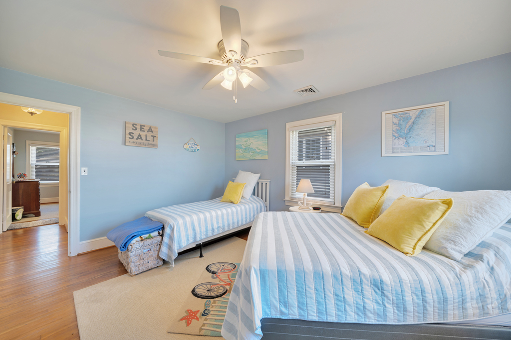 Pretty coastal colors and lots of space.