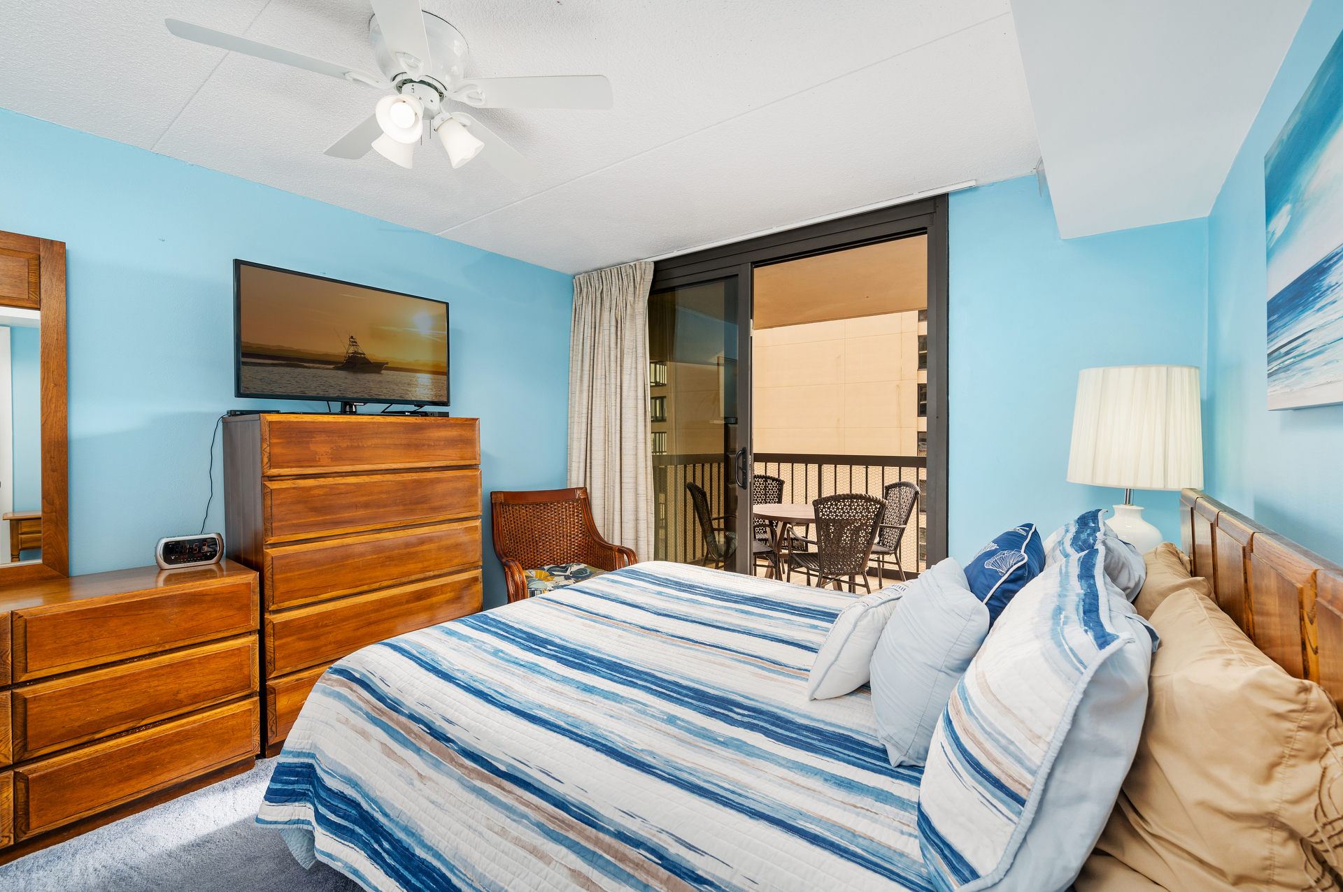 Sink into the Queen bed & cozy up for a movie on the Flat Screen TV.