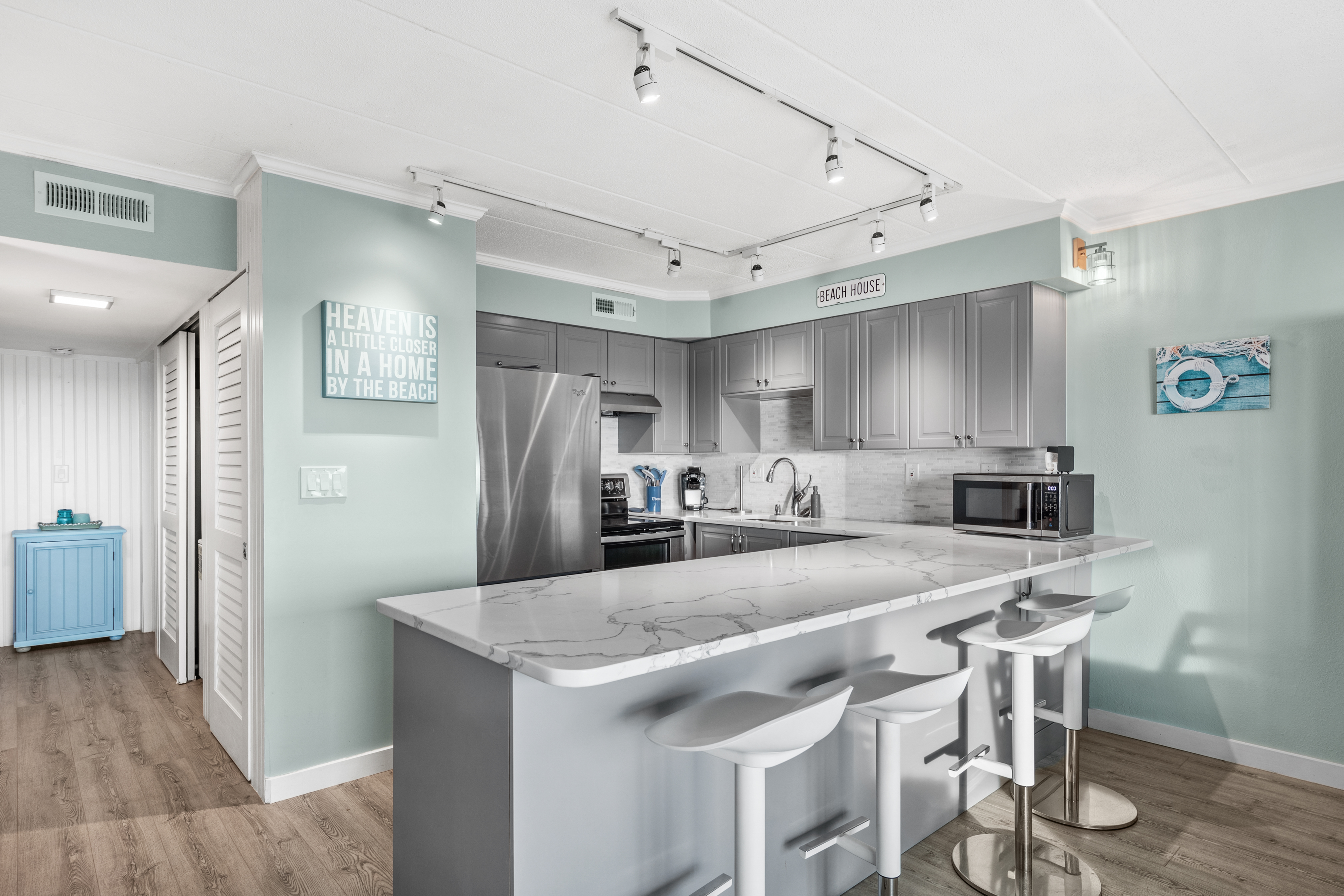 Grab a quick bite at the Breakfast Bar before you hit the Beach!