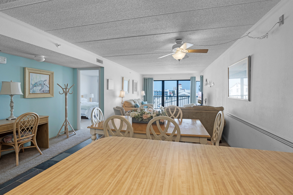 Small breakfast bar is perfect for packing the coolers before you hit the beach!