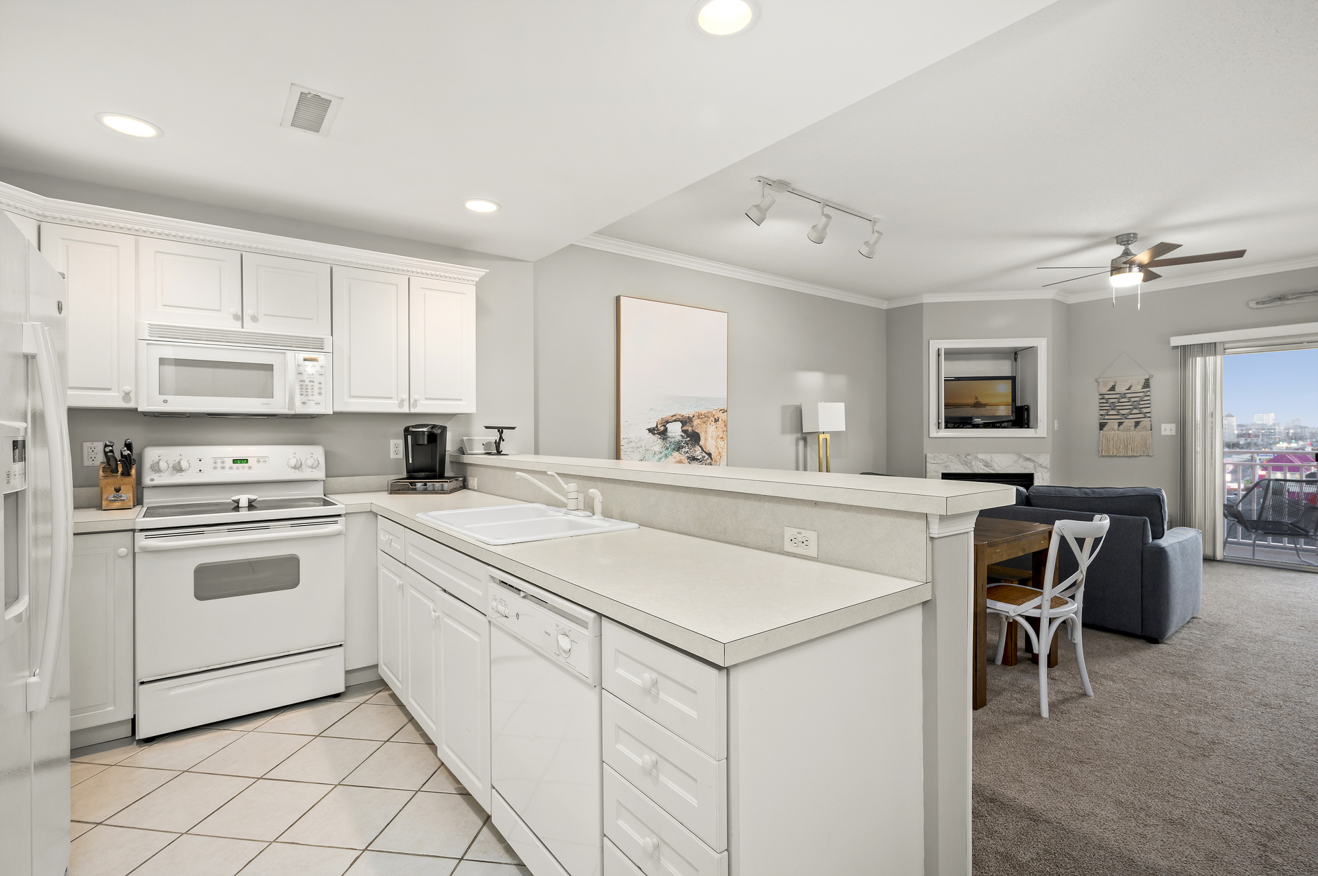 Mealtime is a sea breeze in this Well-Stocked Kitchen.