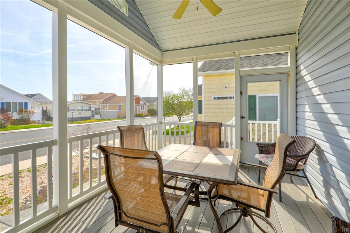 Sit out on the Screened In Porch & enjoy your morning cup of coffee!